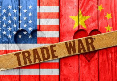 Kapalı ahşap pencereleri, kalp şeklinde panjurları, Amerikan ve Çin bayrakları ticaret savaşının sembolü olarak boyanmış.