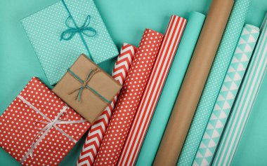 Paketleme ve paketleme hediyeleri kırmızı, mavi ve kahverengi kağıt, masa üstü görünümü, düz yatar