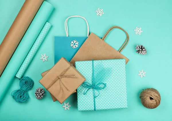 Zbliżenie Pakowania Pakowania Prezentów Świątecznych Niebieskim Brązowym Papierem Widok Blat — Zdjęcie stockowe