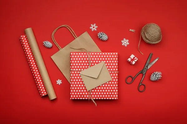 Blisko Pakowania Pakowania Prezentów Świątecznych Czerwonym Brązowym Papierem Widok Blat — Zdjęcie stockowe