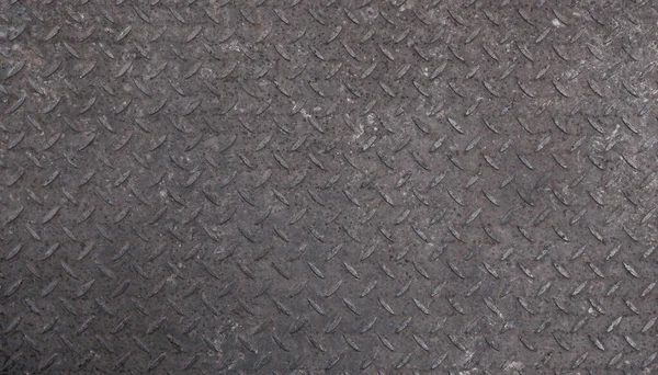 ダイヤモンドパターンの斜めのバンプとグレー産業用アンチスリップエンボス加工金属板表面の背景テクスチャ クローズアップ — ストック写真