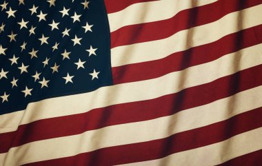 Kapalı kaliteli pamuk bezi işlemeli Amerikan vatanseverliğinin sembolü Amerikan ulusal bayrağı, yüksek açı manzarası, tam yukarıda.