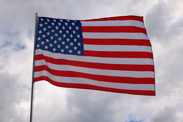 Amerikan Ulusal Bayrağının Dalgalanması Rüzgarda Dalgalanması Gri Fırtınalı Bulutlu Gökyüzü — Stok fotoğraf