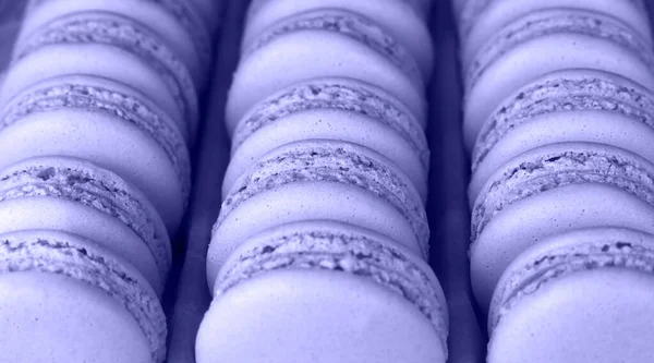 Fresh Baked Purple Lavender Macaroon Pastry Cookies Macarons Macaroni Retail — Stockfoto