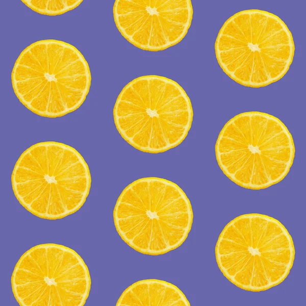 Bezszwowy Wzór Świeżego Dojrzałego Pomarańczowego Okrągłego Klinu Ciętego Fioletowym Tle — Zdjęcie stockowe