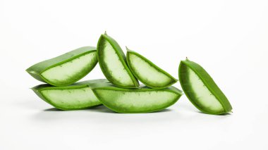 Taze yeşil Aloe Vera grubu beyaz arka planda izole edilmiş sulu jel dilimleriyle dolu, düşük açılı.