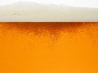 Köpüklü ve köpüklü lager birasının arka plan dokusunu kapat, bardağa doldur, düşük açı, yan görüş
