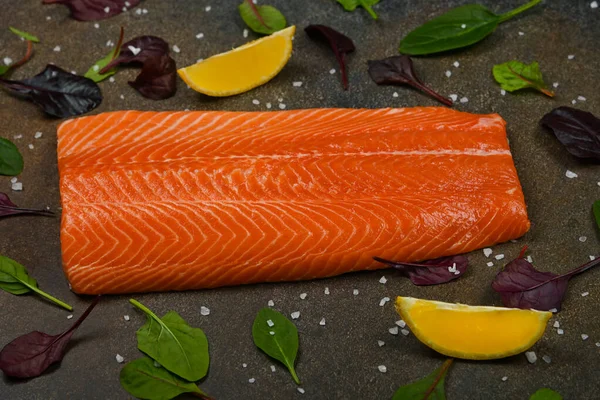 Close One Fresh Raw Salmon Fish Fillet Table Lemon Wedges — Stock Photo, Image