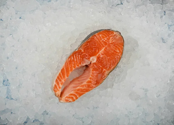 Close One Fresh Raw Salmon Fish Steak Background Crushed Ice — Stock Photo, Image