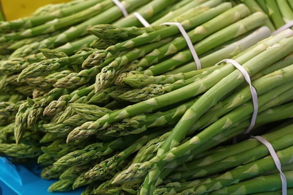 Bunch Fresh Green Asparagus Shoots Retail Market Display Close High — Stock Photo, Image