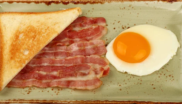Κοντινό Αγγλικό Πρωινό Ηλιόλουστο Side Egg Μισό Φρυγανισμένο Ψωμί Και — Φωτογραφία Αρχείου