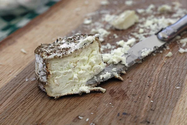关闭一个切碎新鲜的法国工匠美味山羊奶酪与香草香料和刀在木制切菜板上 高角度的观点 — 图库照片