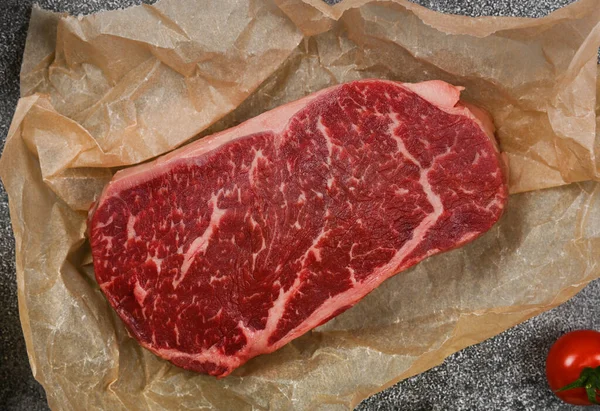 Gros Plan Steak Bœuf Aloyau Cru Marbré Sur Papier Brun — Photo