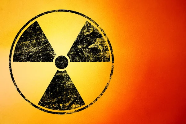 灰色の黄色とコピースペースと赤の背景に描かれた黒い放射線ハザード警告サイン — ストック写真