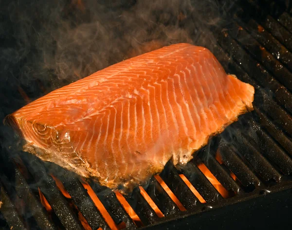 Close Searing Smoking Salmon Fish Fillet Open Fire Outdoor Grill — Stock Photo, Image