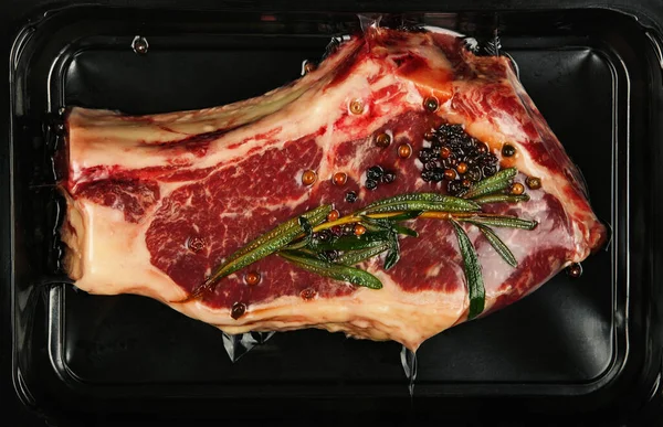 Kaburga Kemiği Vakumlu Mermer Sığır Eti Bifteğini Siyah Plastik Film — Stok fotoğraf