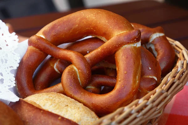 Feche Vários Nós Pão Pretzel Alemães Tradicionais Pães Frescos Cesta — Fotografia de Stock