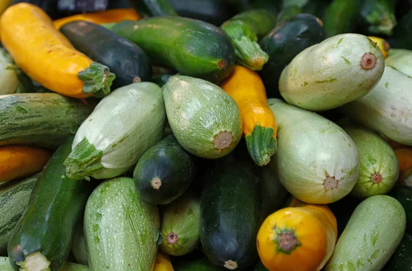 Close Fresco Nova Abobrinha Verde Amarela Exibição Varejo Mercado Agricultores — Fotografia de Stock