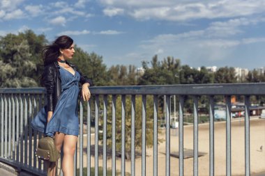 Kot elbiseli genç esmer