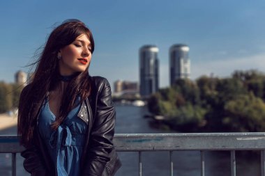 Kot elbiseli genç esmer