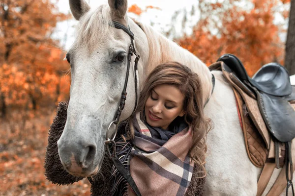 Mujer Joven Parque Con Caballo —  Fotos de Stock