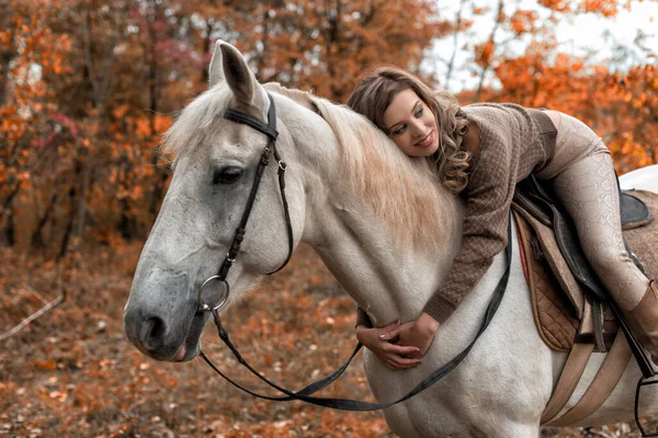 馬と公園の若い女性 — ストック写真