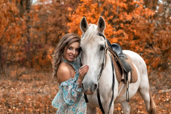 Молодая Женщина Парке Лошадью — стоковое фото
