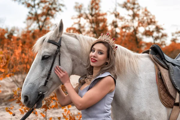 Mujer Joven Parque Con Caballo —  Fotos de Stock