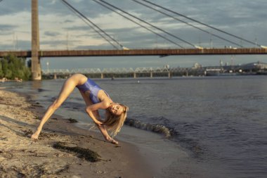Nehir kıyısındaki atletik sarışın