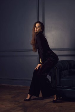 Stüdyoda güzel bir esmer kadın var.