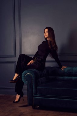 Stüdyoda güzel bir esmer kadın var.