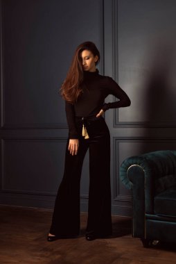 Stüdyoda güzel bir esmer kadın var.