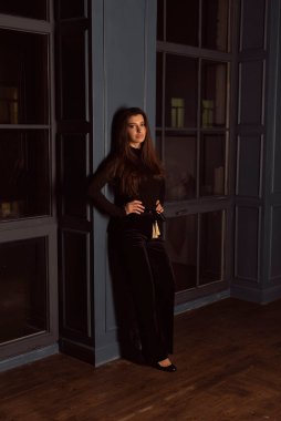 Stüdyoda güzel bir esmer kadın var.