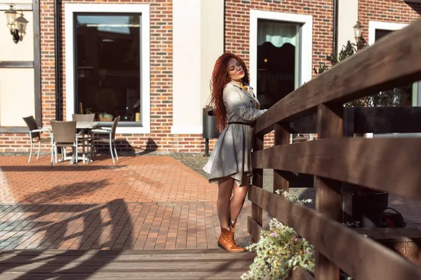 Rousse Bouclé Femme Dans Ville — Photo