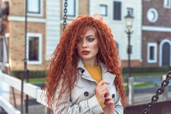 Redhead Curly Woman City — Stock Photo, Image