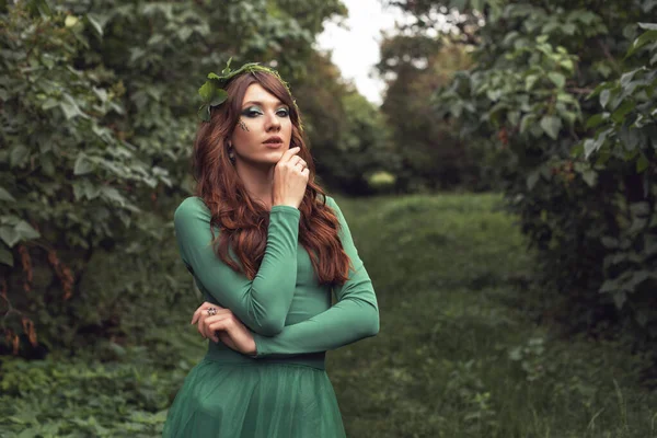 Молода Жінка Зеленій Сукні Парку — стокове фото