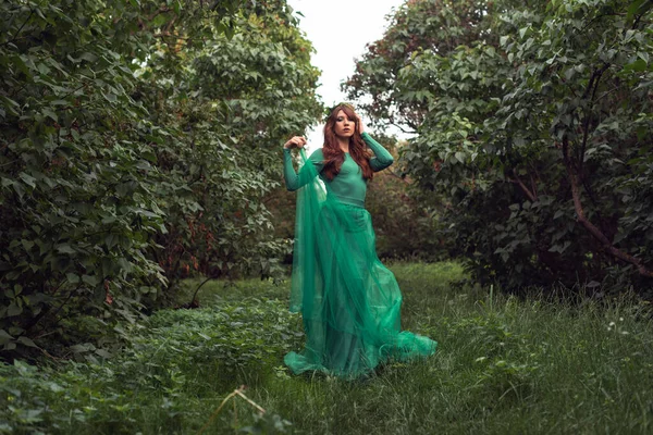 Parktaki yeşil elbiseli genç kadın.