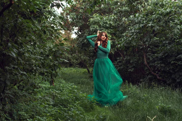 Молодая Женщина Зеленом Платье Парке — стоковое фото