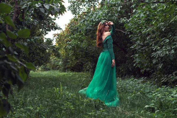 Jeune Femme Robe Verte Dans Parc — Photo