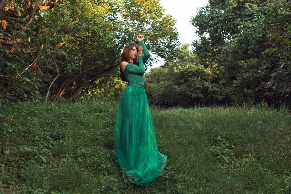 Mladá Žena Zelených Šatech Parku — Stock fotografie