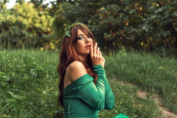Νεαρή Γυναίκα Πράσινο Φόρεμα Στο Πάρκο — Φωτογραφία Αρχείου