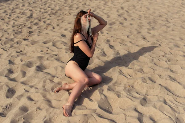 若いですブルネットオンザ熱い砂 — ストック写真