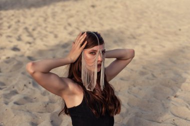 Genç esmer sıcak kumda