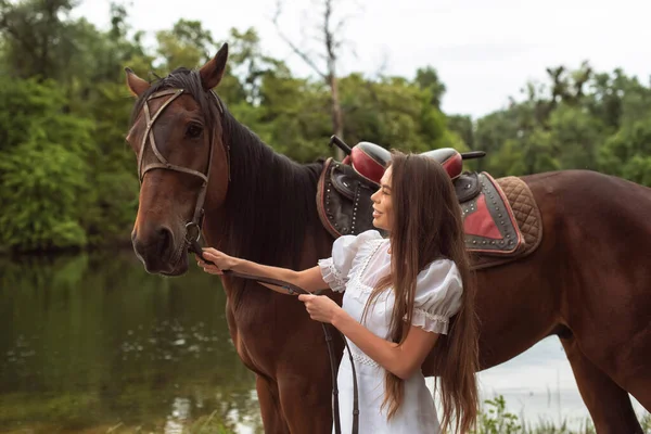 Spaziergang Mit Einem Pferd Der Nähe Des Flusses — Stockfoto