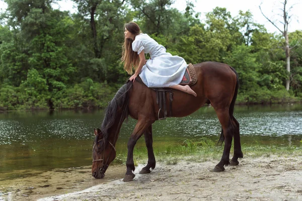 骑着马在河边散步 — 图库照片