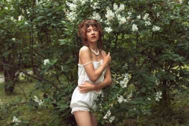 Fransız tarzı bir kadın.