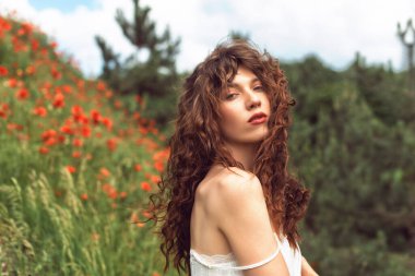 Fransız tarzı bir kadın.