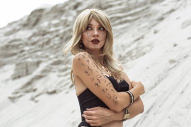 Mısır tarzı genç bir kadın.