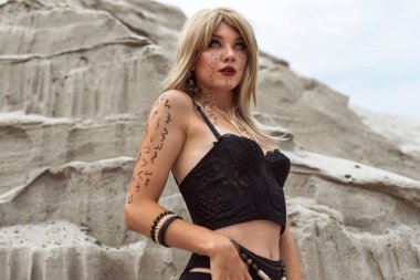 Mısır tarzı genç bir kadın.