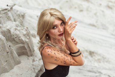 Mısır tarzı genç bir kadın.